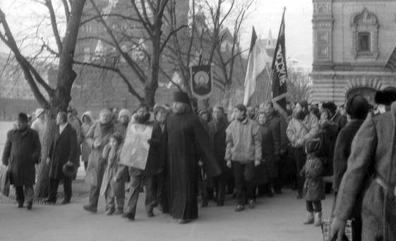 Proto-Russian-March-1989-Red-Square-Monarchist-Procession-3.jpeg