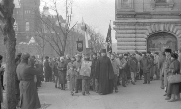 Proto-Russian-March-1989-Red-Square-Monarchist-Procession-1.jpeg